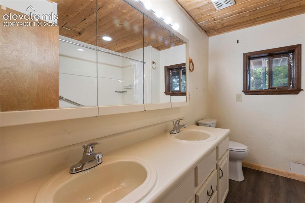 Image 29 of 48: Bathroom