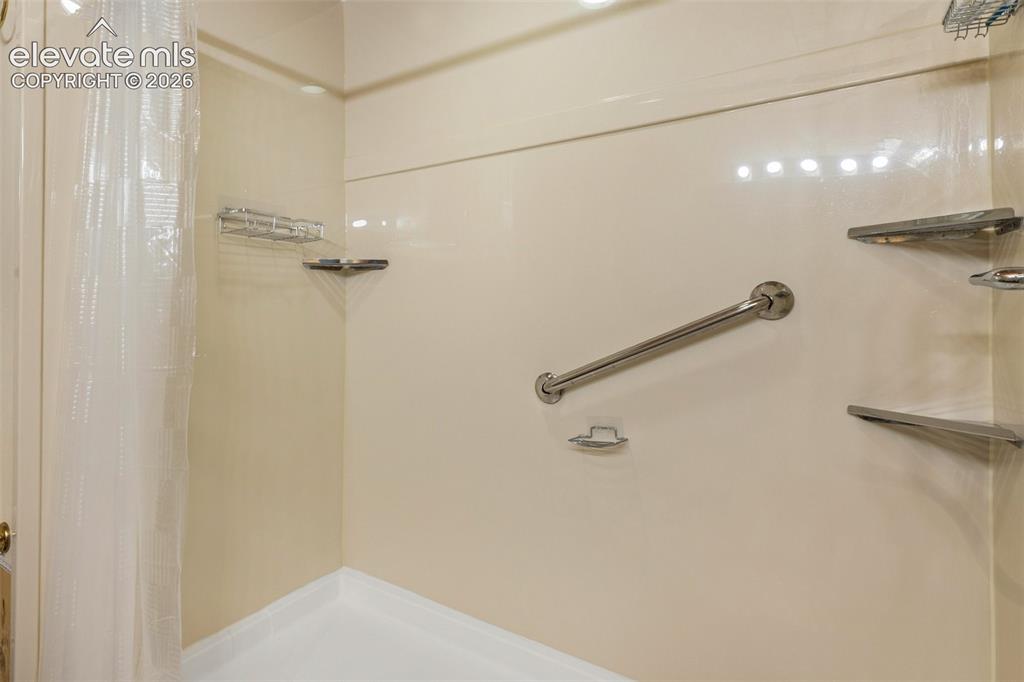 Image 30 of 48: Bathroom