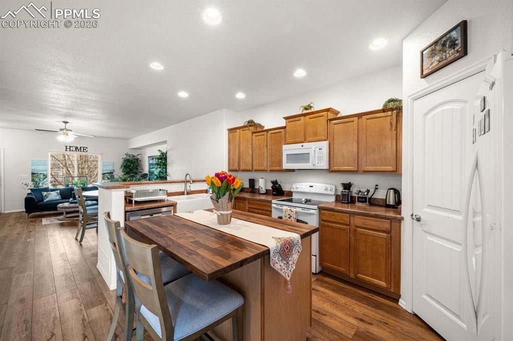 Image 10 of 42: Kitchen