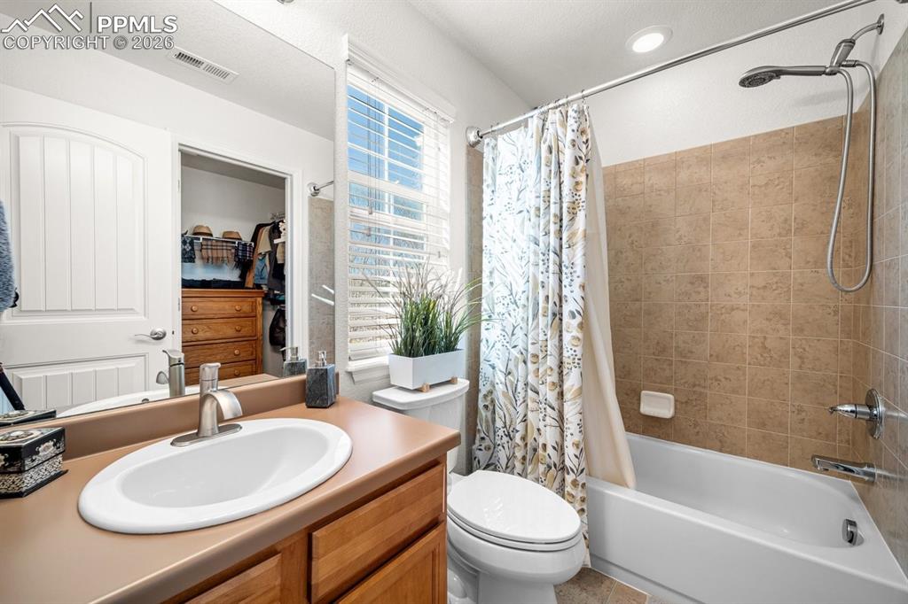 Image 19 of 42: Bathroom