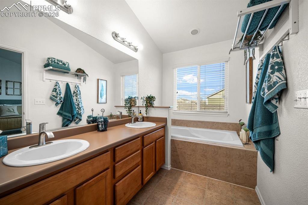 Image 26 of 42: Bathroom