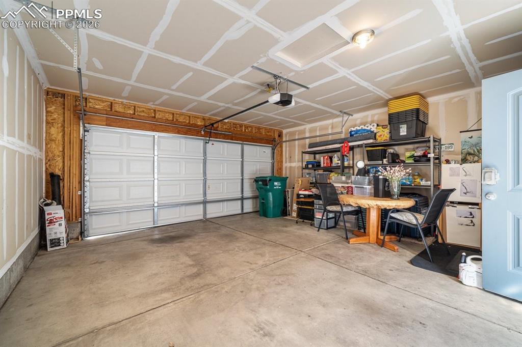 Image 30 of 42: Garage