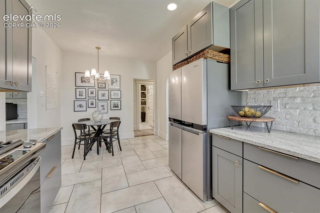 Image 15 of 49: Kitchen