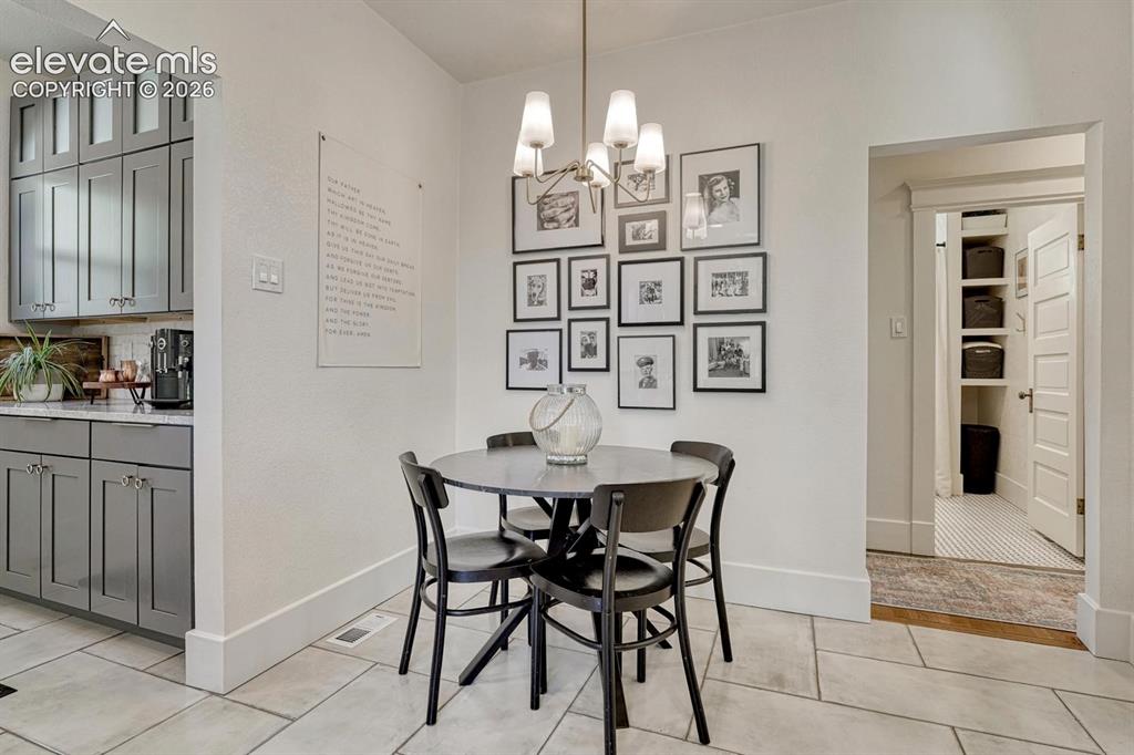 Image 16 of 49: Dining Area