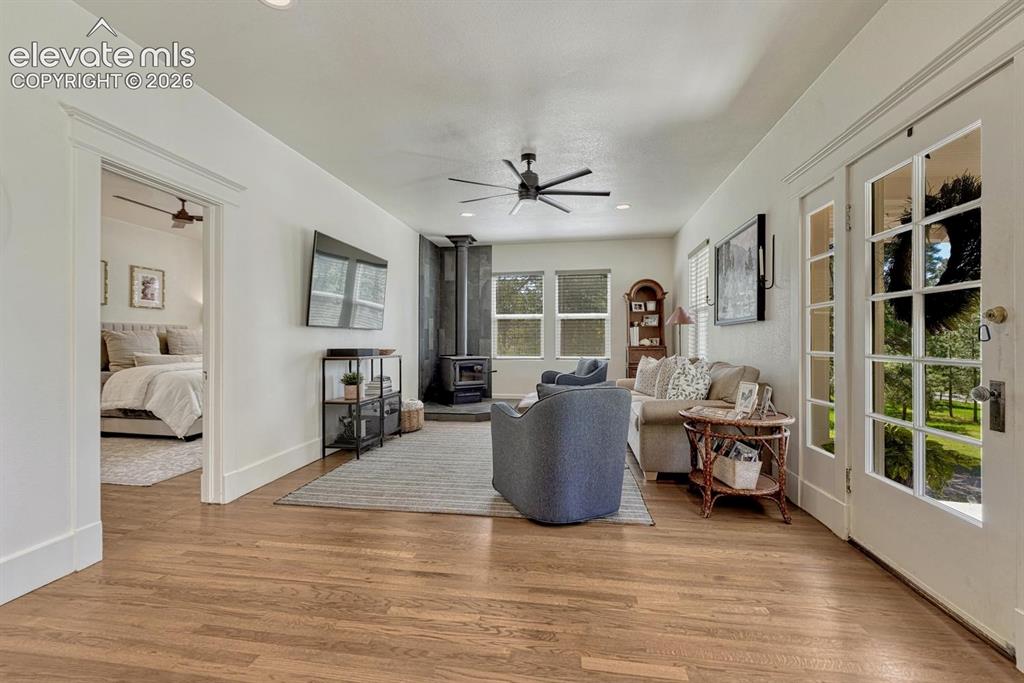 Image 19 of 49: Living Room