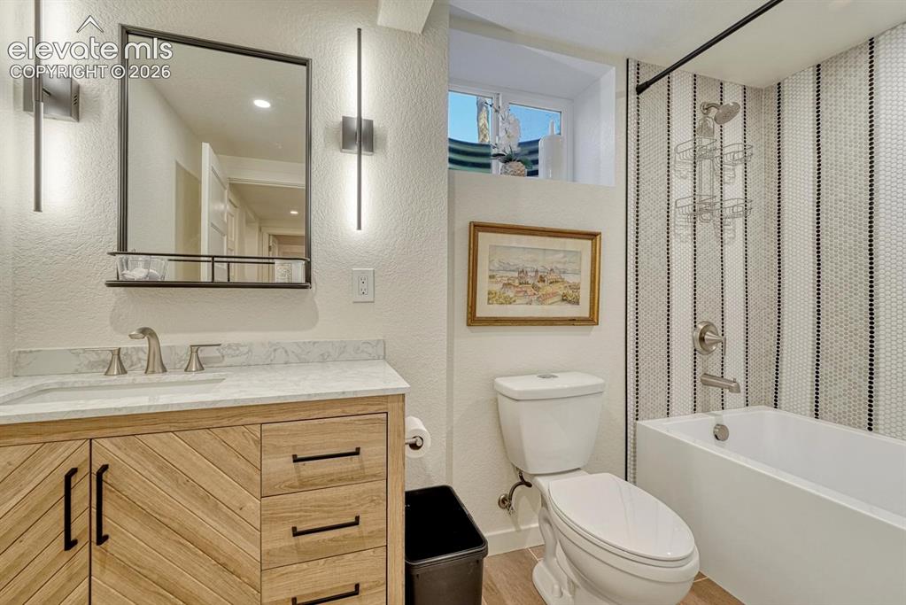 Image 34 of 49: Bathroom