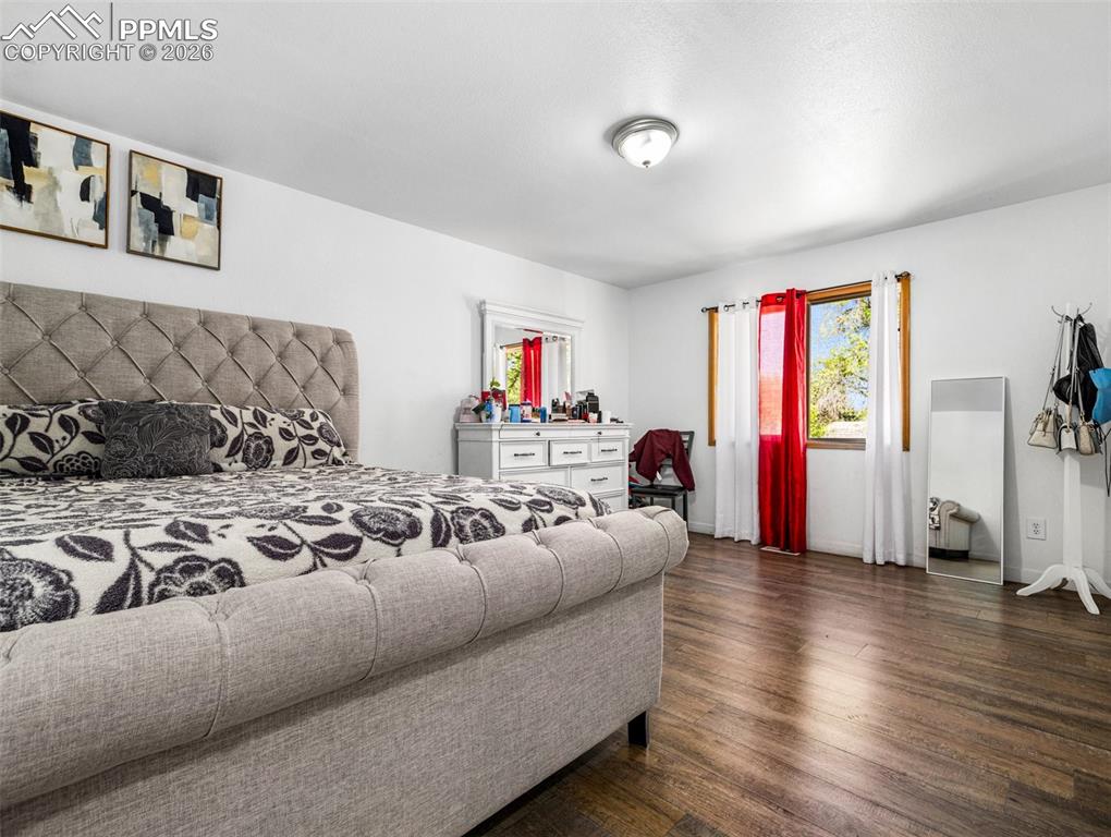 Image 10 of 20: Bedroom