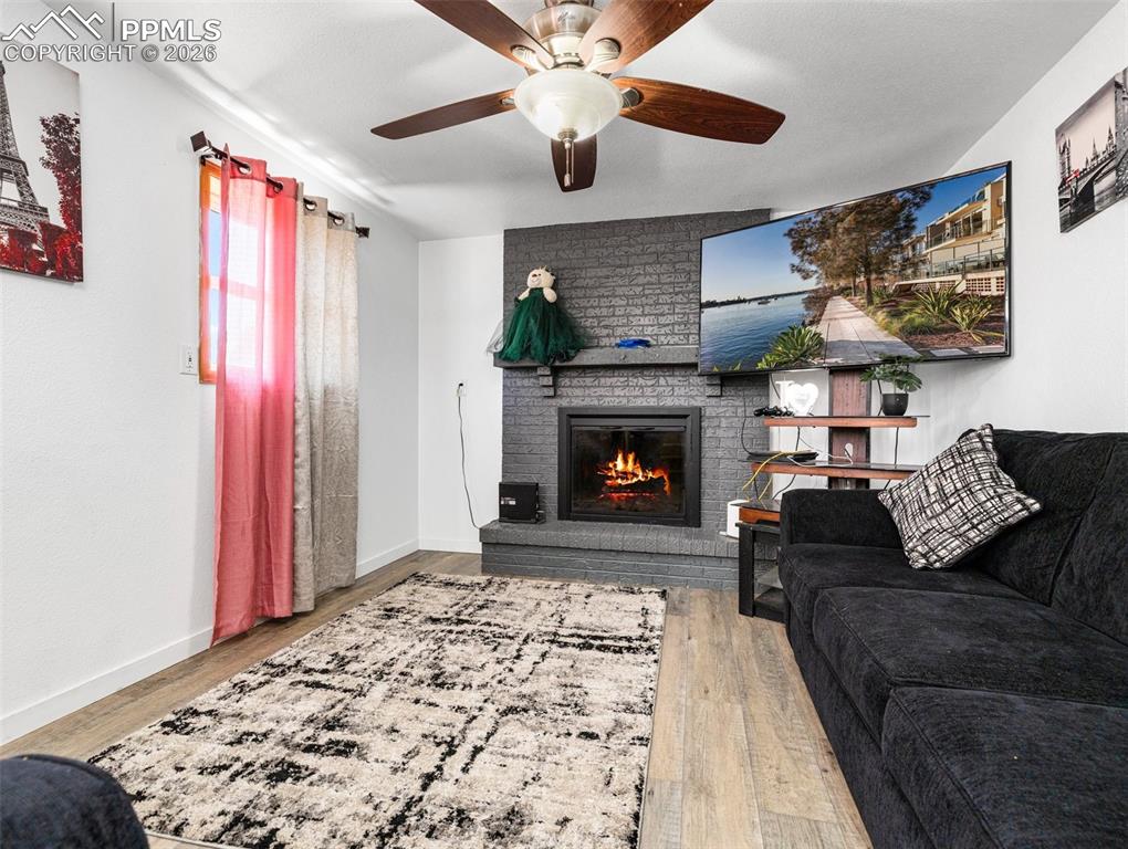 Image 14 of 20: Living Room