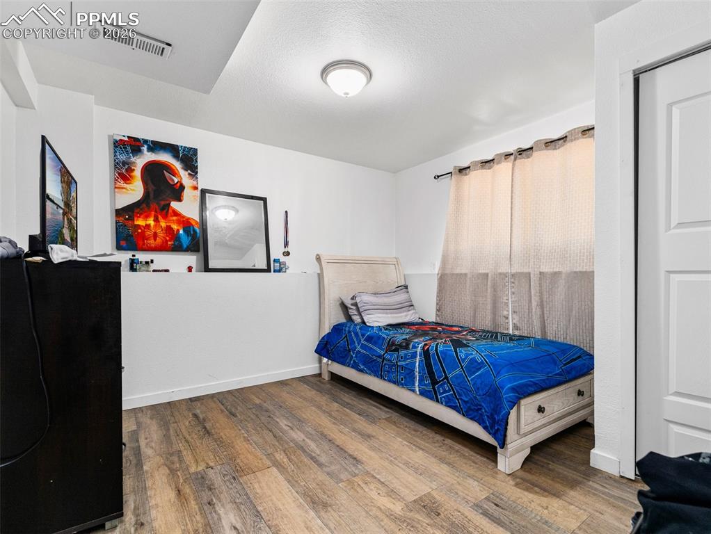 Image 16 of 20: Bedroom