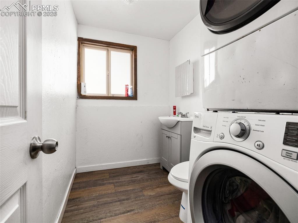 Image 17 of 20: Laundry