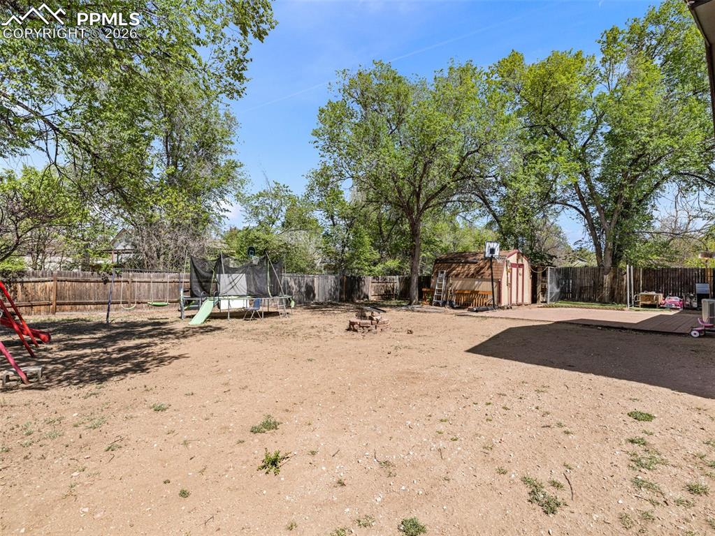 Image 20 of 20: Yard