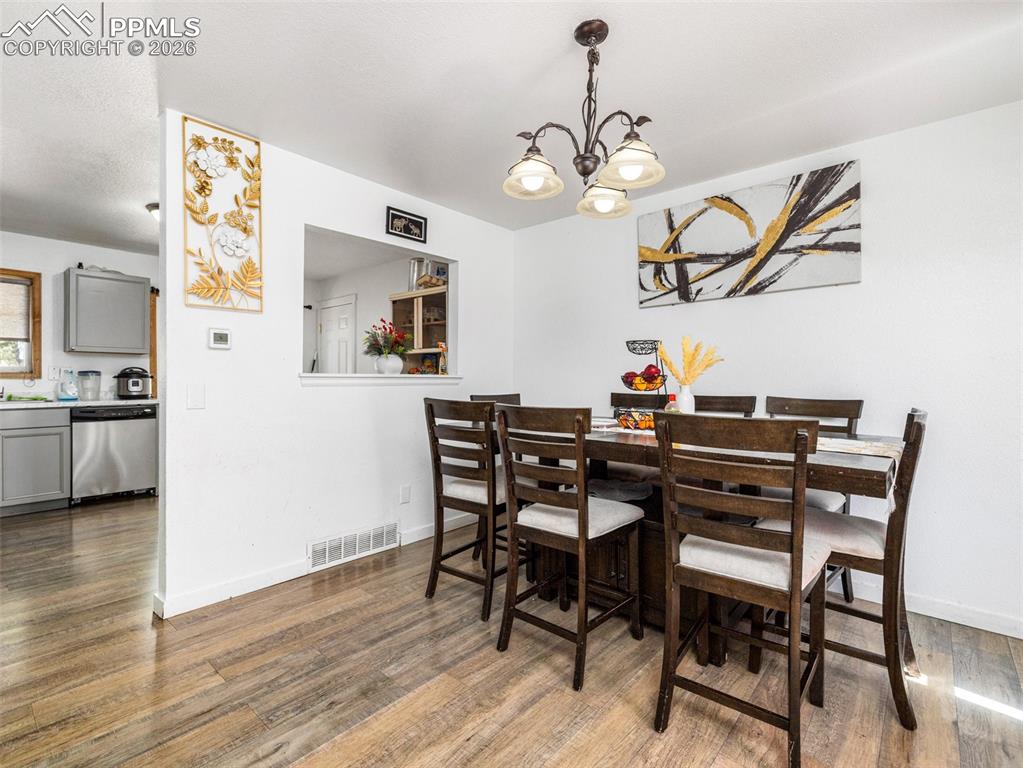 Image 3 of 20: Dining Area