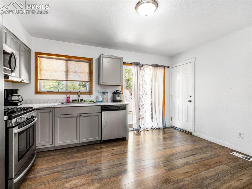 Image 5 of 20: Kitchen