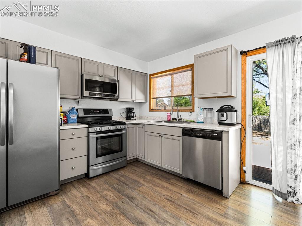 Image 6 of 20: Kitchen