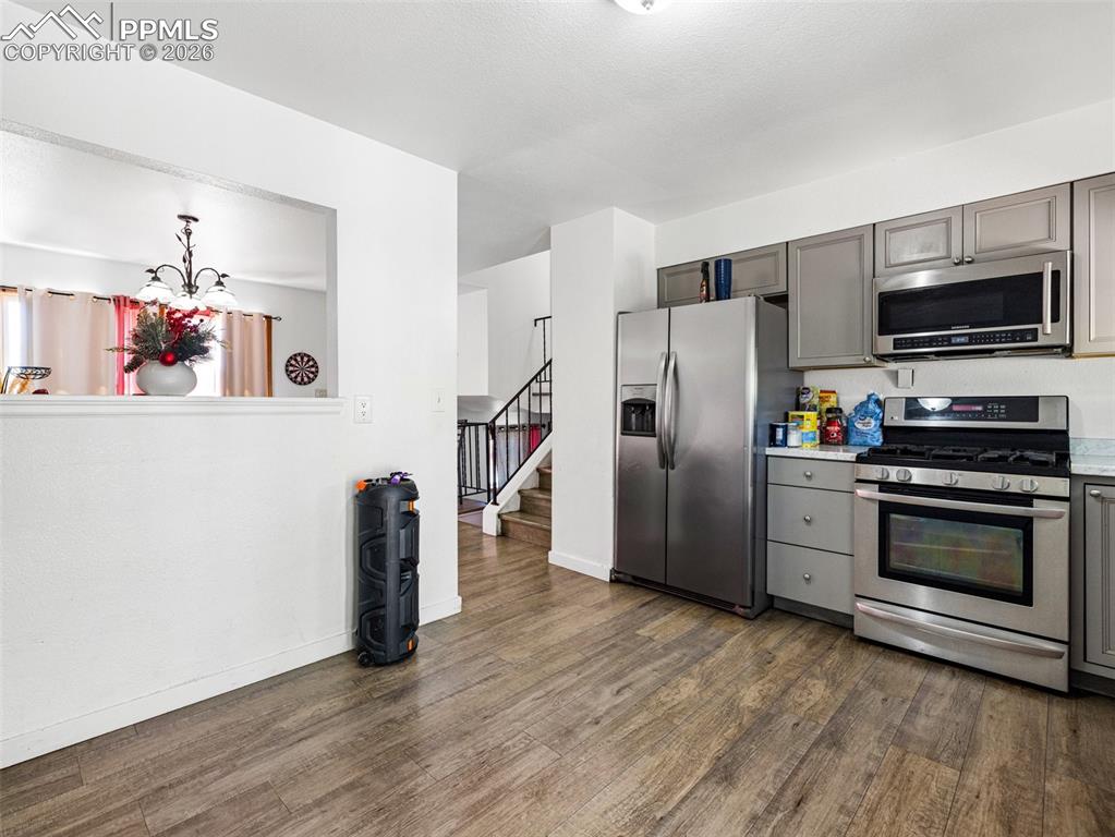 Image 7 of 20: Kitchen