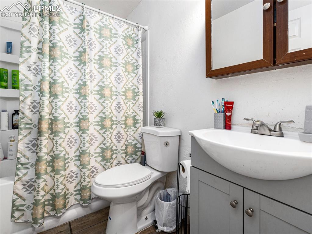 Image 9 of 20: Bathroom