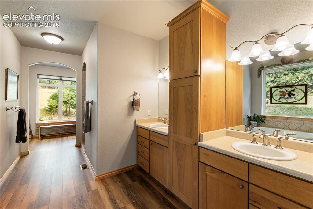 Image 14 of 48: Bathroom