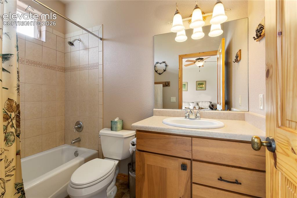 Image 19 of 48: Bathroom