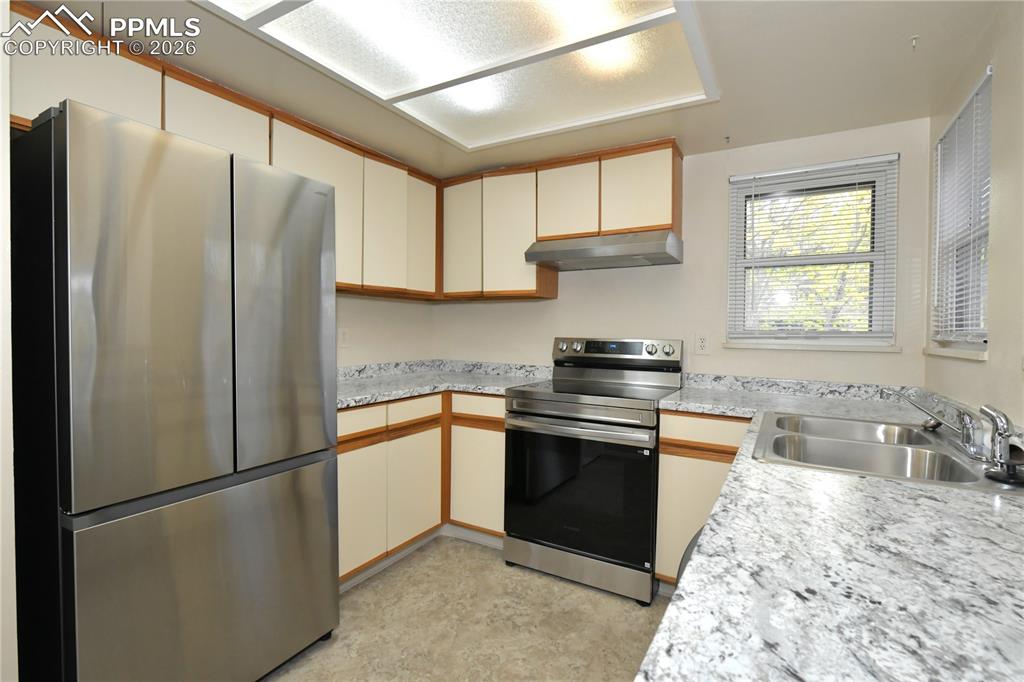 Image 10 of 29: Kitchen