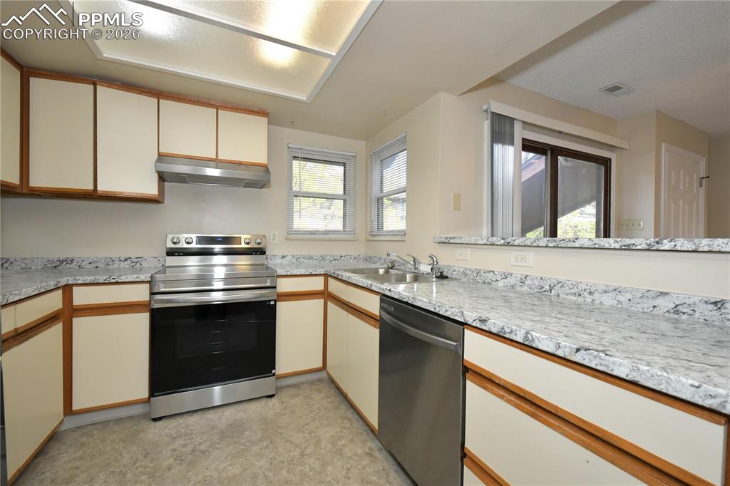 Image 11 of 29: Kitchen