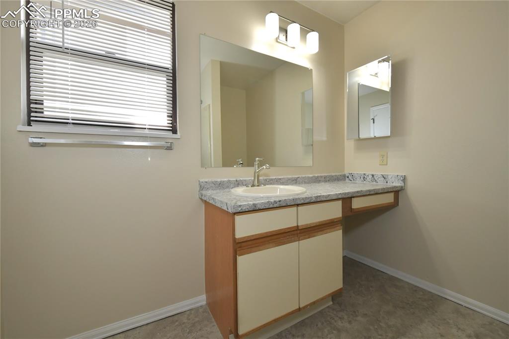 Image 16 of 29: Bathroom