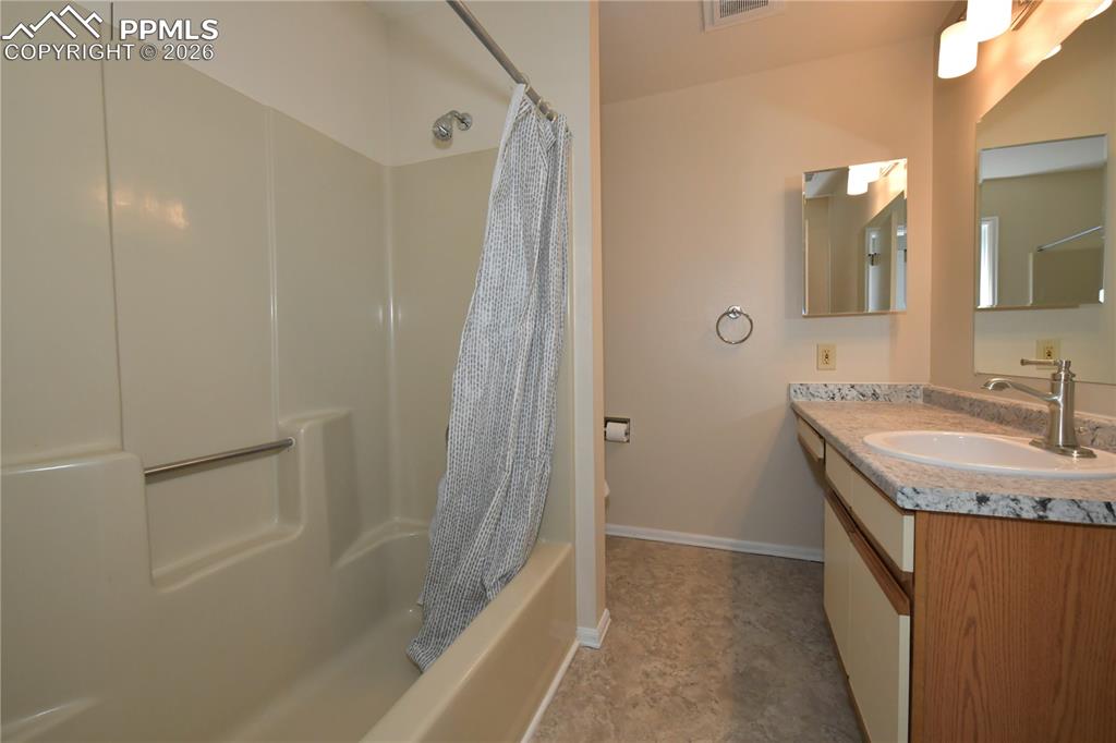 Image 21 of 29: Bathroom