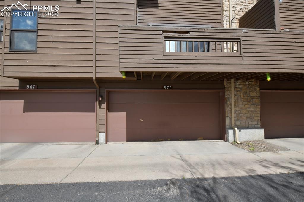 Image 25 of 29: Garage