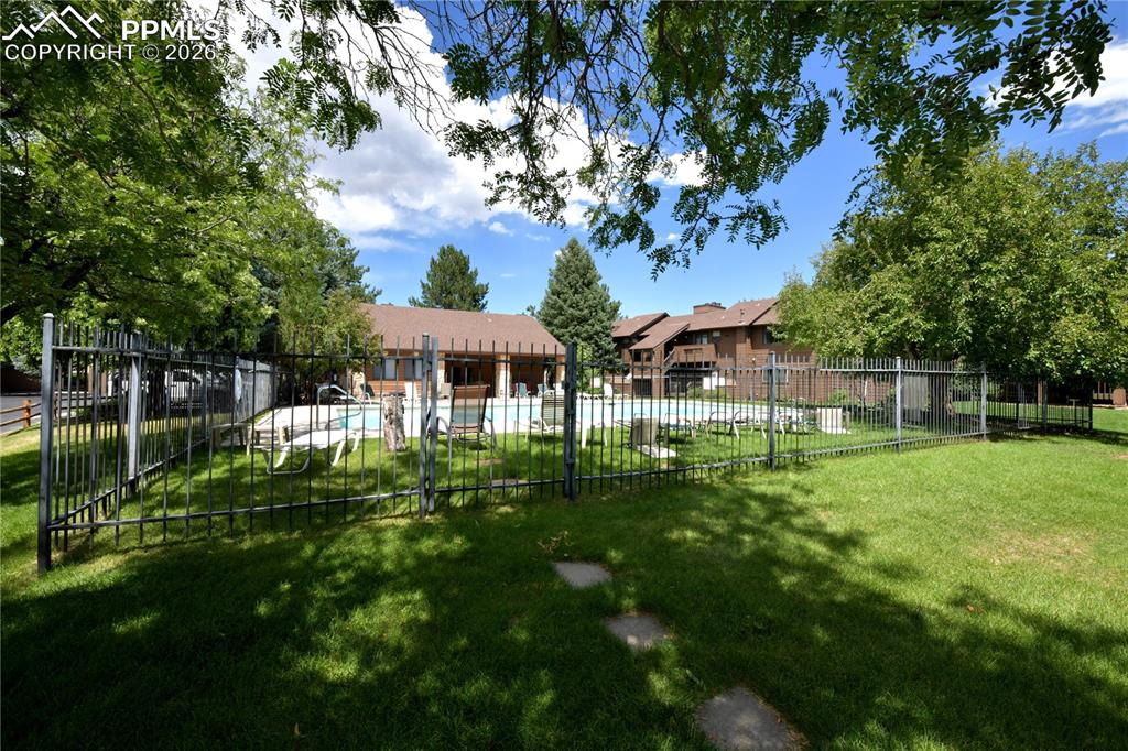 Image 27 of 29: Yard