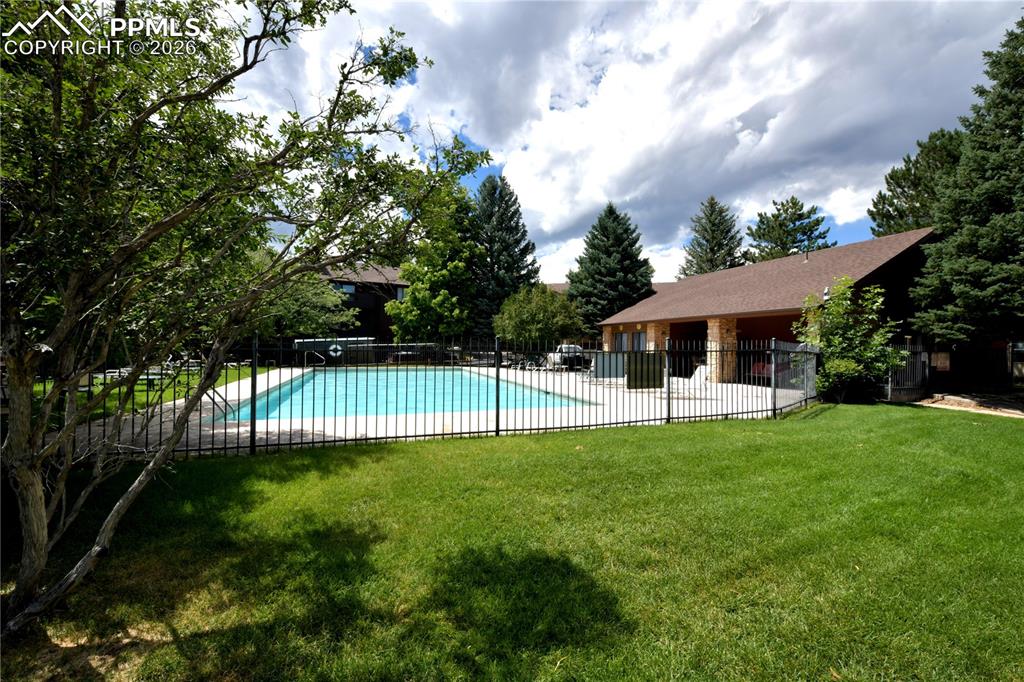 Image 28 of 29: Pool