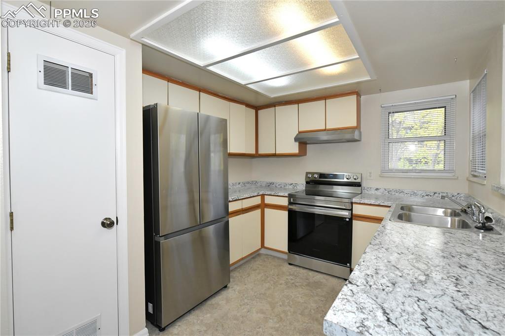 Image 9 of 29: Kitchen