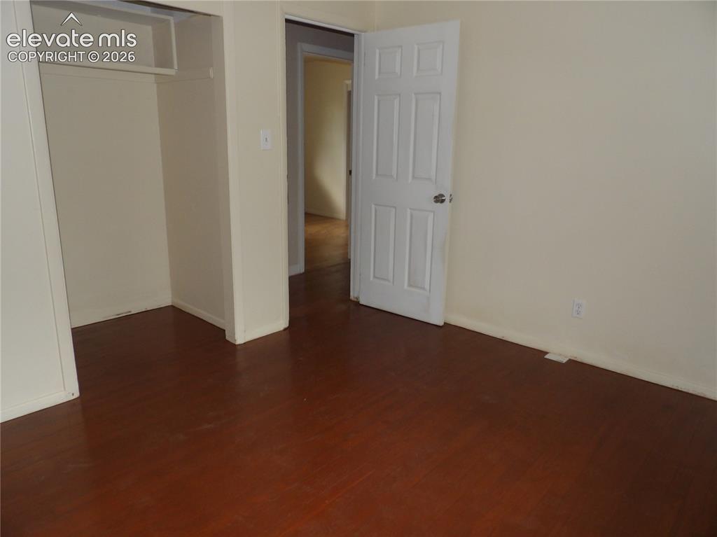 Image 11 of 16: Bedroom