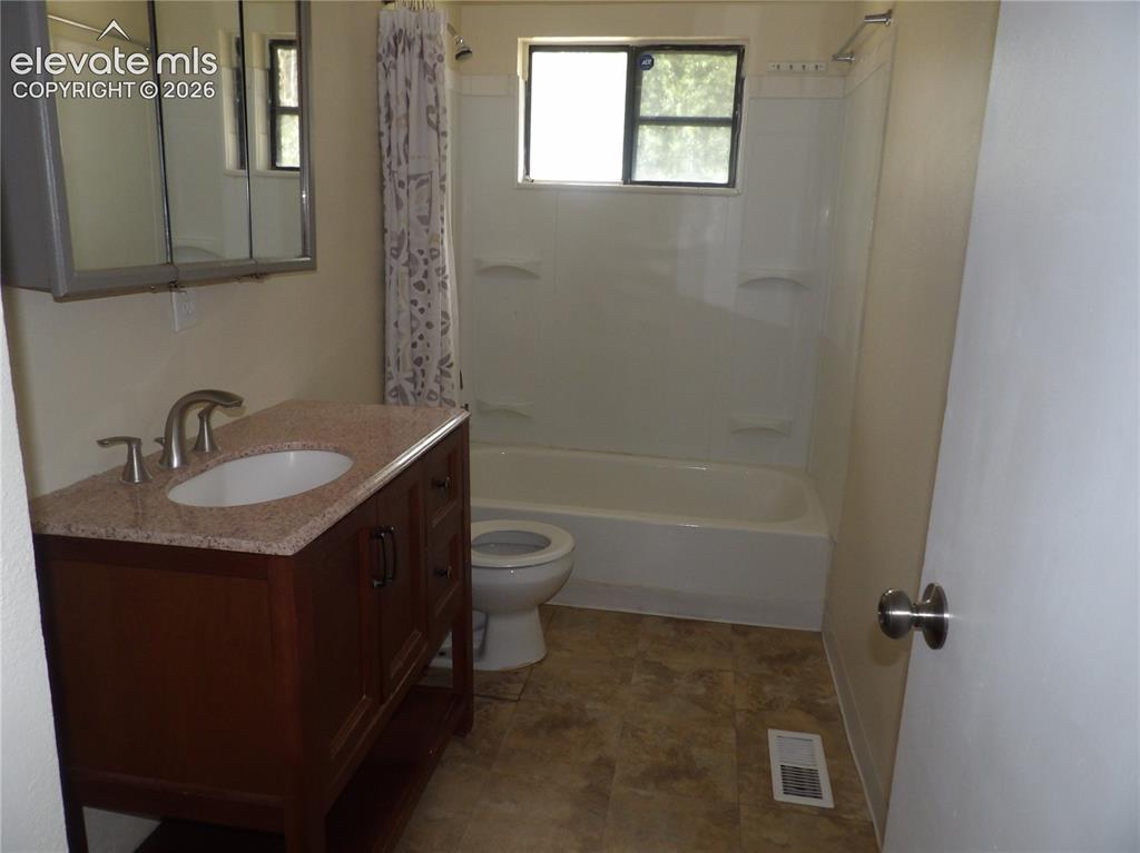 Image 16 of 16: Bathroom