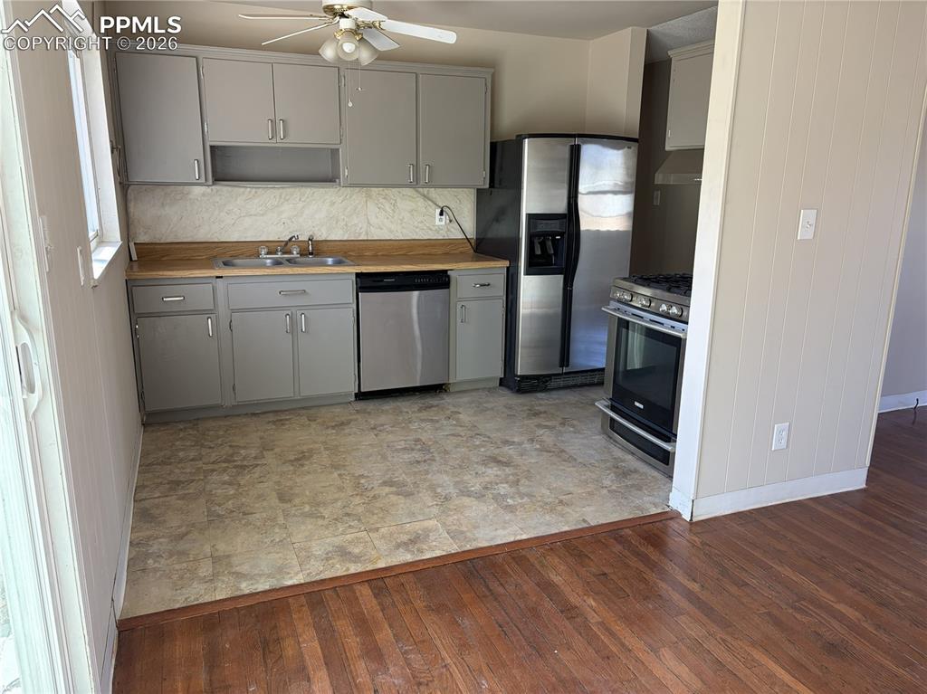 Image 3 of 9: Kitchen