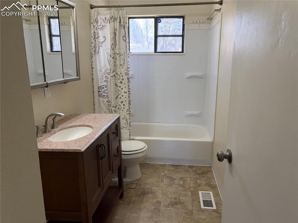 Image 4 of 9: Bathroom