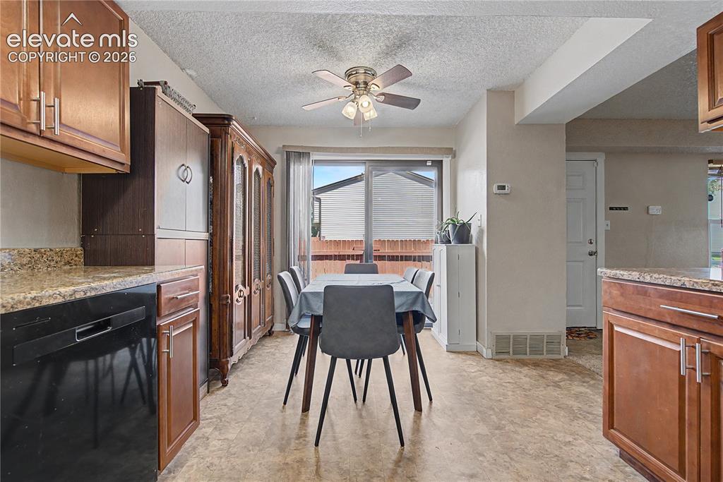 Image 12 of 30: Dining Area