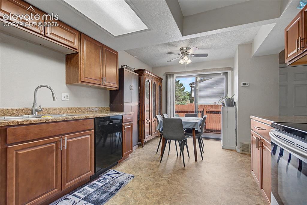 Image 13 of 30: Kitchen
