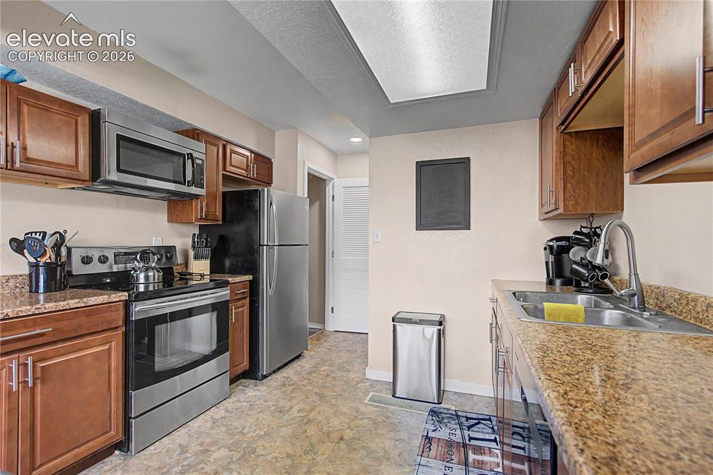 Image 15 of 30: Kitchen