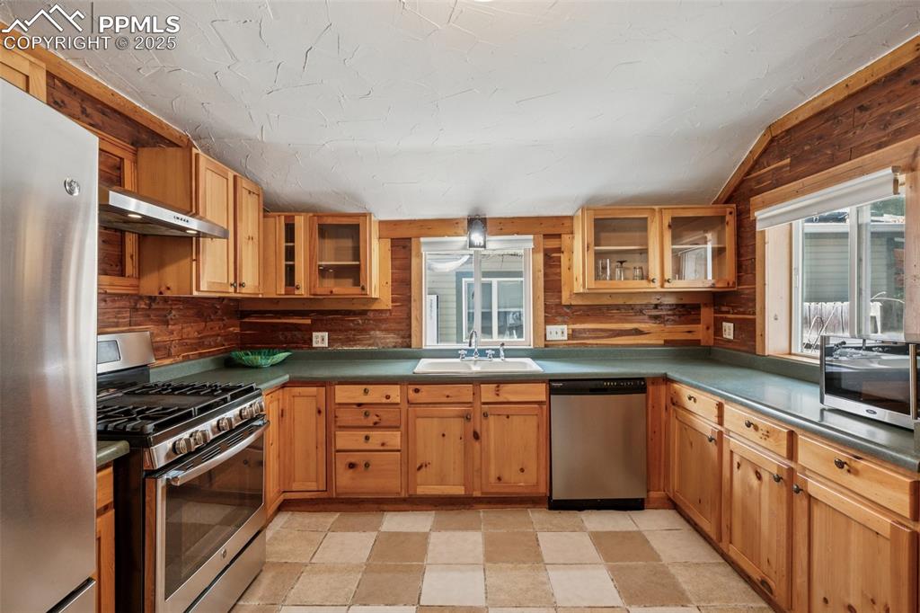 Image 15 of 28: Kitchen