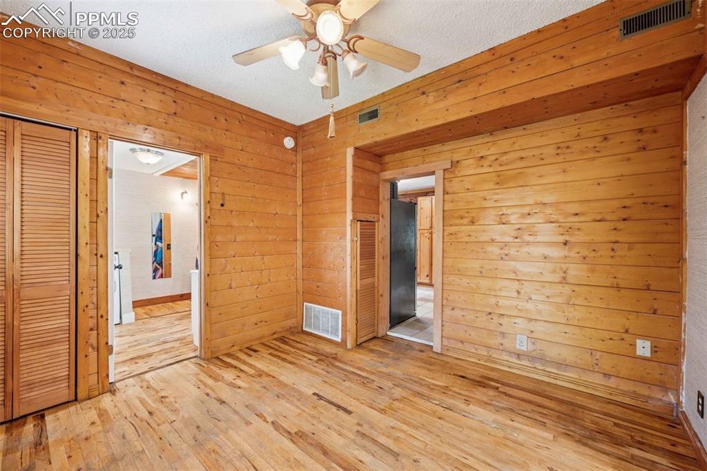 Image 8 of 28: Bedroom