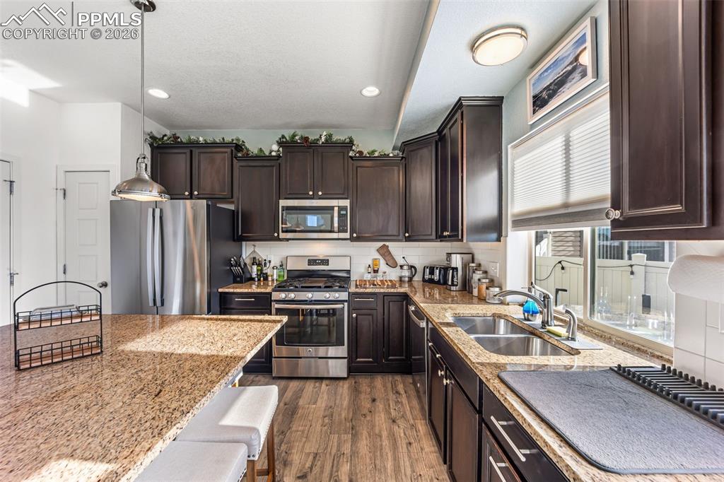 Image 10 of 50: Kitchen