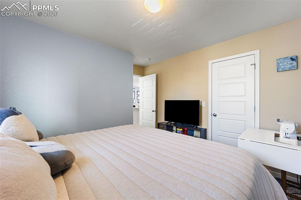 Image 16 of 50: Bedroom