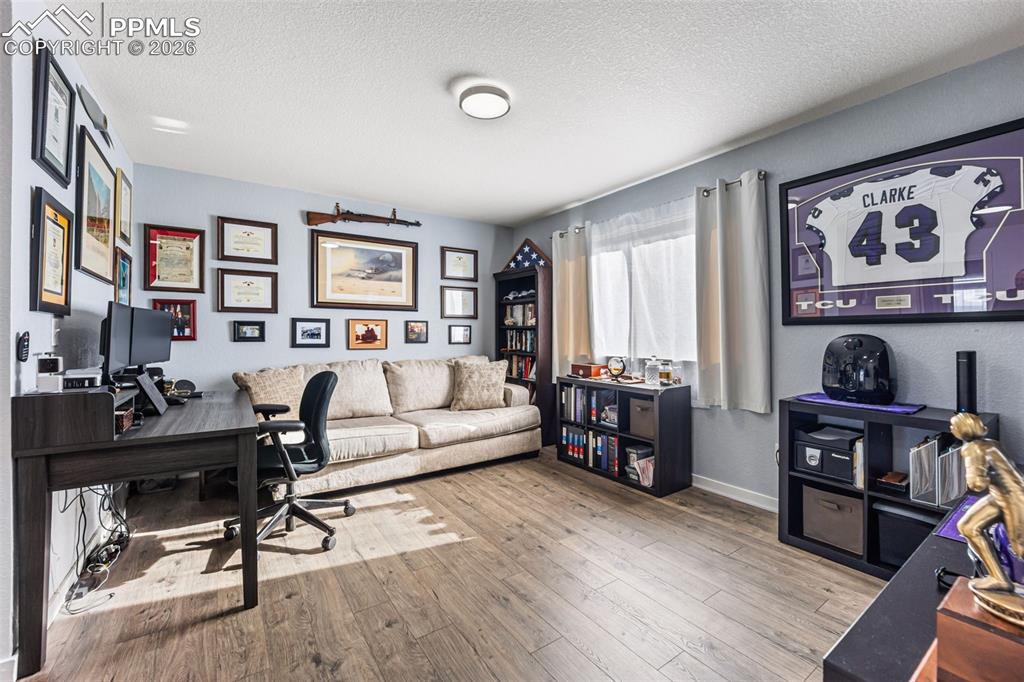 Image 17 of 50: Office