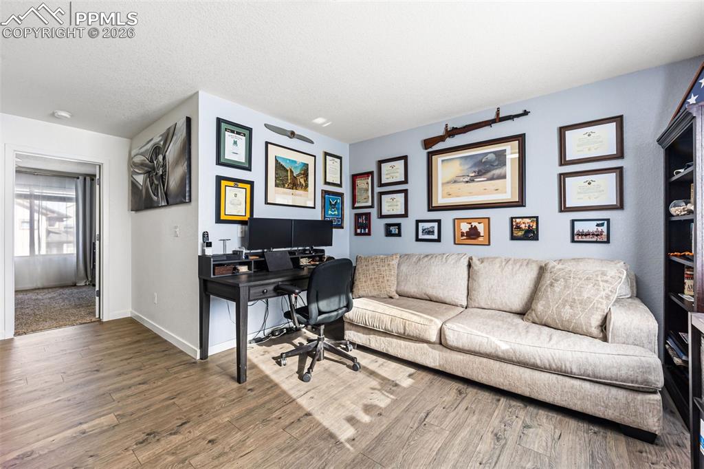 Image 18 of 50: Office