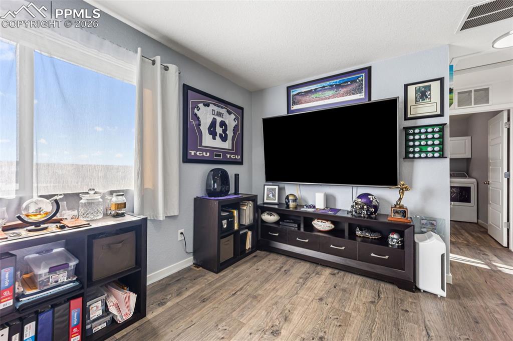 Image 19 of 50: Living Room