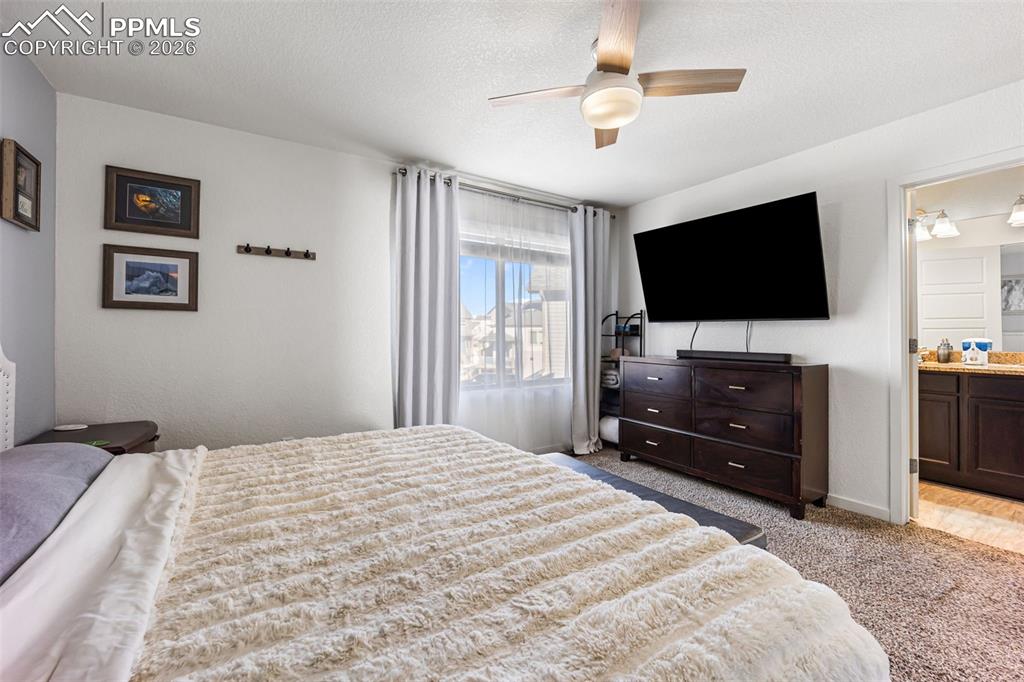 Image 22 of 50: Bedroom