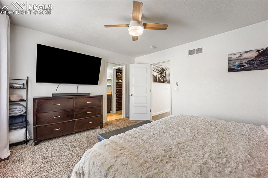 Image 23 of 50: Bedroom