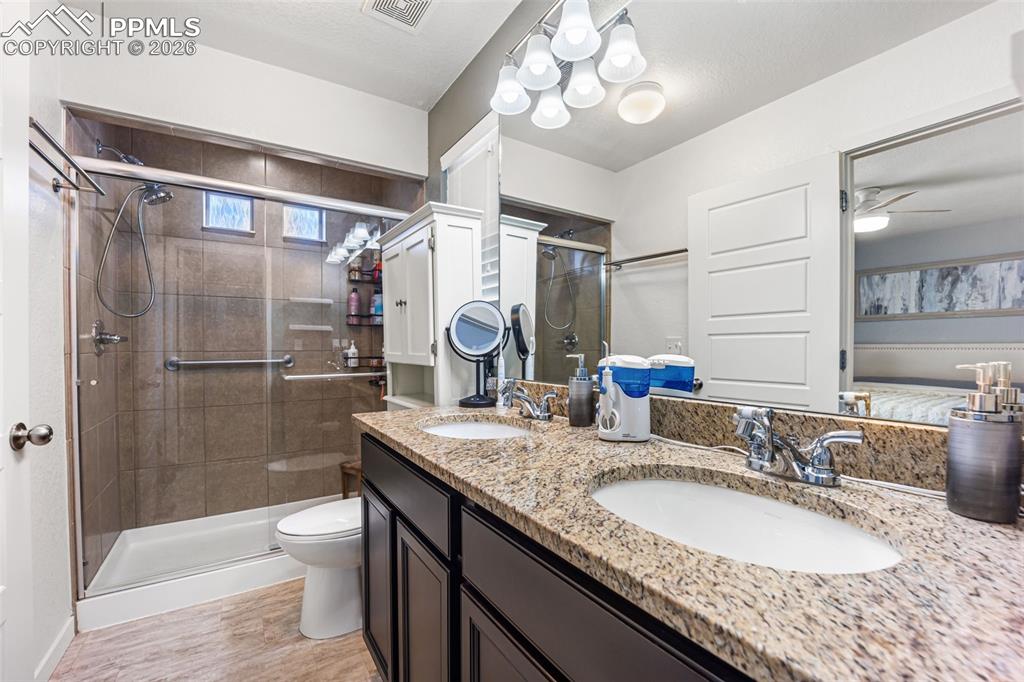 Image 24 of 50: Bathroom