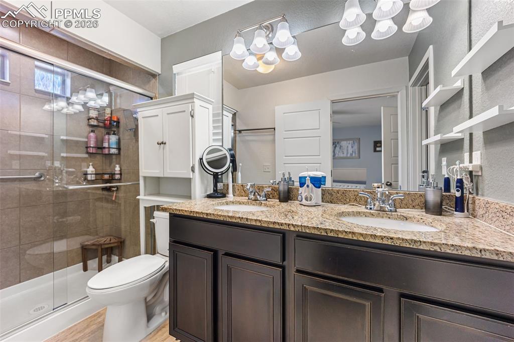 Image 25 of 50: Bathroom