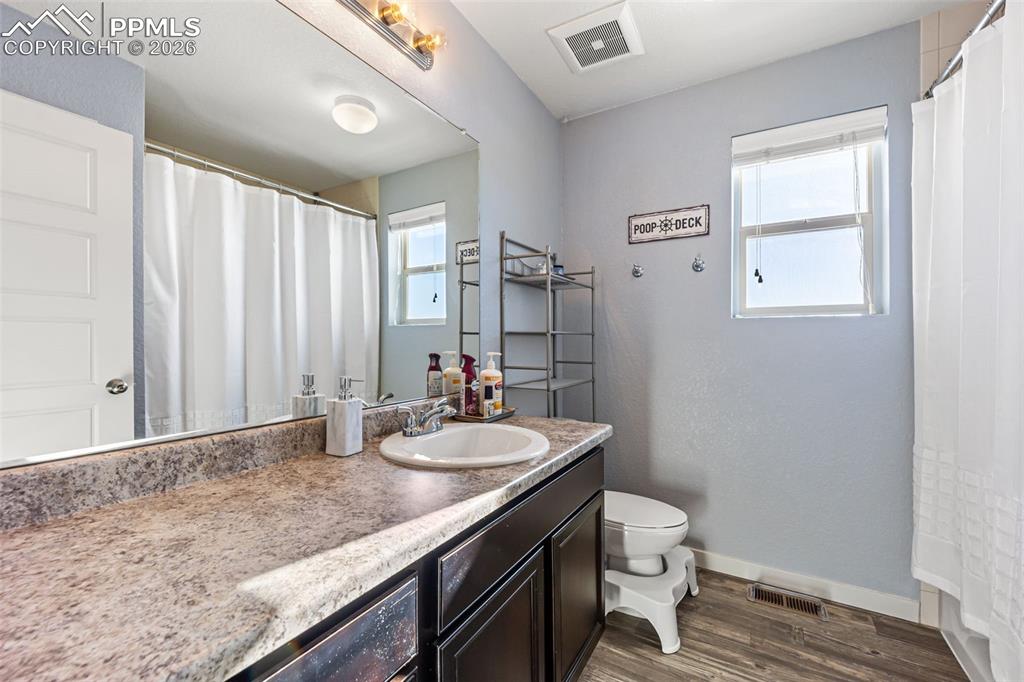 Image 27 of 50: Bathroom