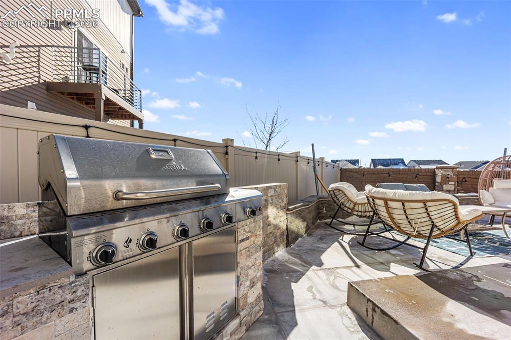 Image 4 of 50: Patio